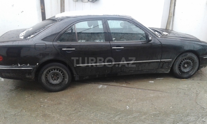 Mercedes E 240 2001, 265,678 km - 2.6 l - Bakı