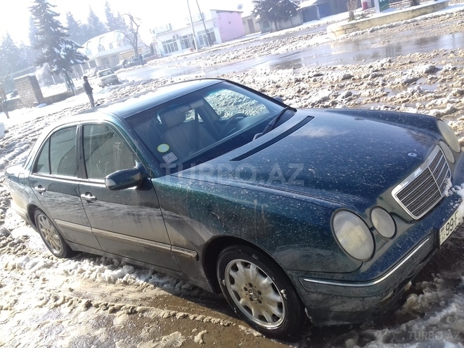 Mercedes E 220 2001, 224,000 km - 0.3 l - Masallı