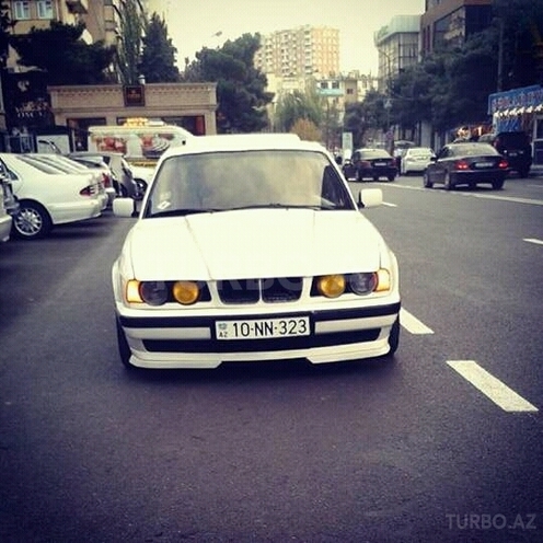 BMW 520 1988, 300,000 km - 2.5 л - Bakı