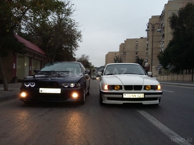 BMW 520 1988, 300,000 km - 2.5 л - Bakı