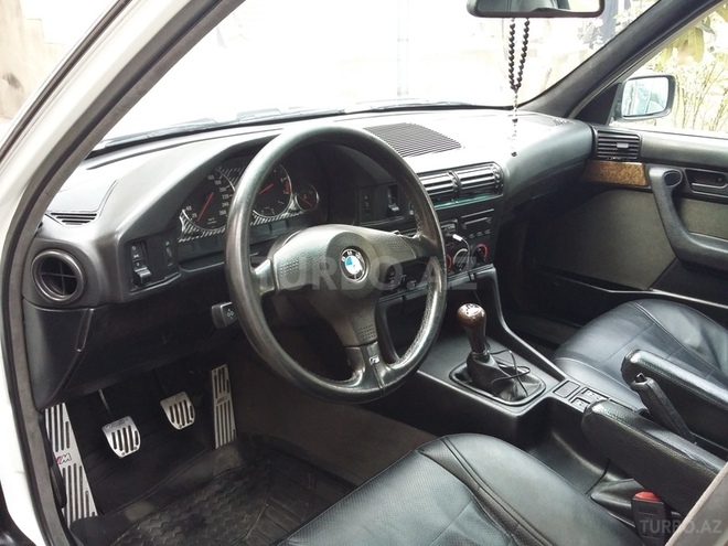 BMW 520 1988, 300,000 km - 2.5 л - Bakı