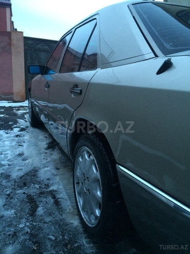 Mercedes E 200 1993, 242,122 km - 2.0 л - Bakı