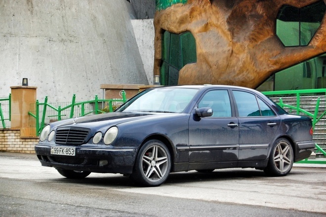 Mercedes E 240 2001, 265,000 km - 2.4 l - Bakı
