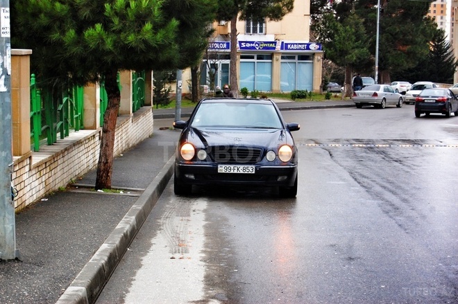 Mercedes E 240 2001, 265,000 km - 2.4 l - Bakı