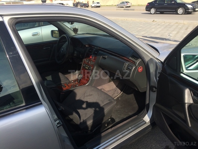 Mercedes E 240 1999, 215,000 km - 2.4 l - Bakı