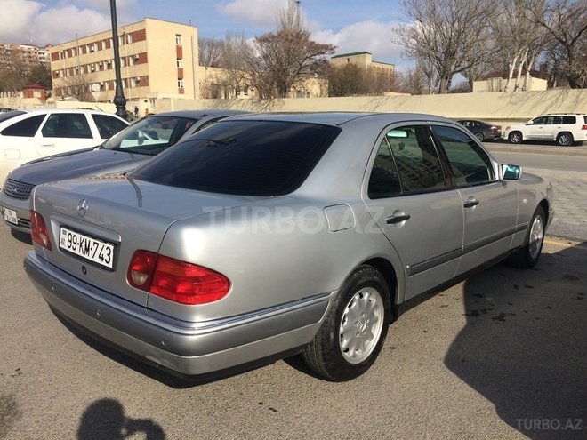 Mercedes E 240 1999, 215,000 km - 2.4 l - Bakı