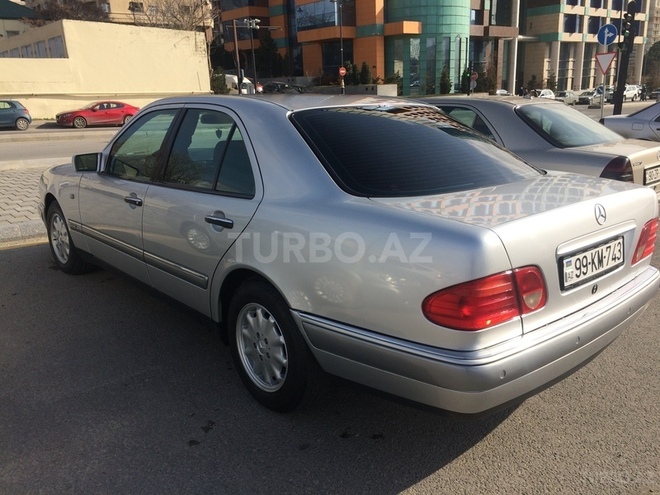 Mercedes E 240 1999, 215,000 km - 2.4 l - Bakı