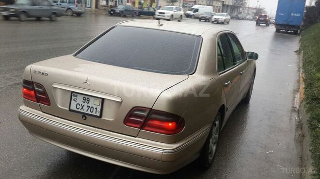 Mercedes E 220 2001, 296,000 km - 2.2 л - Bakı