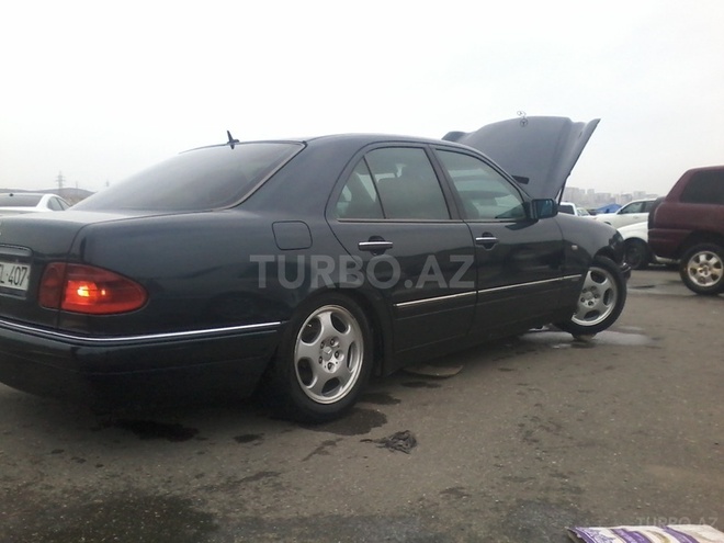 Mercedes E 220 1999, 255,000 km - 2.2 l - Yevlax
