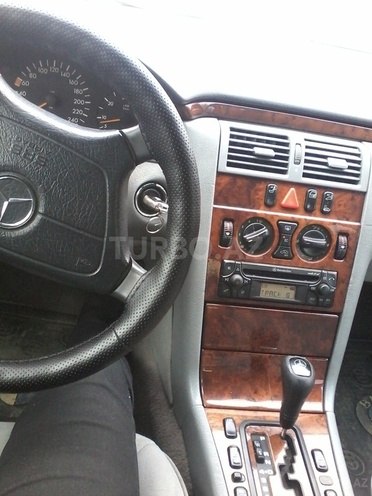 Mercedes E 220 1999, 255,000 km - 2.2 l - Yevlax