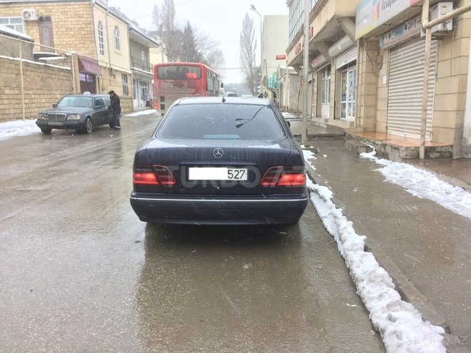 Mercedes E 220 2000, 247,000 km - 2.2 l - Xırdalan