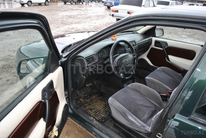Opel Vectra 1995, 150,000 km - 2.0 l - Sumqayıt