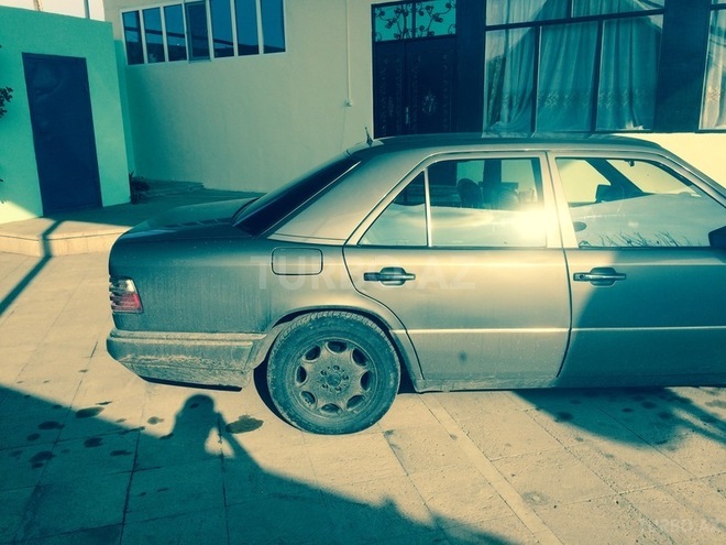 Mercedes E 220 1993, 290,000 km - 2.2 л - Ağsu