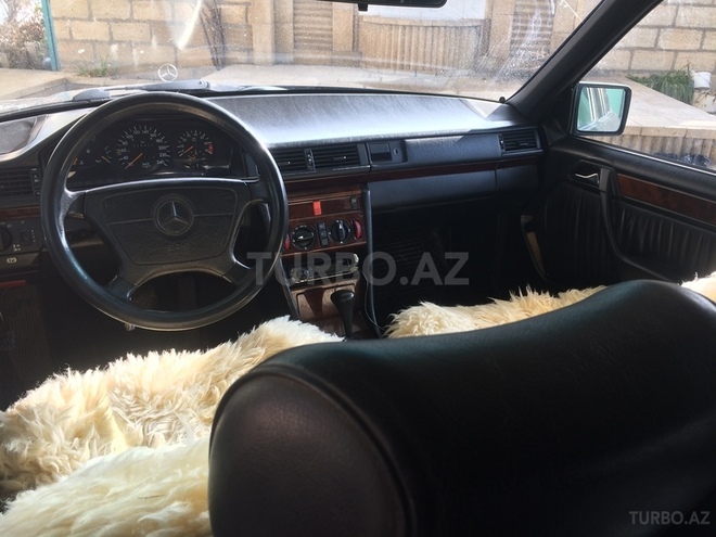 Mercedes E 220 1993, 290,000 km - 2.2 л - Ağsu