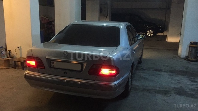 Mercedes E 240 2000, 270,000 km - 2.6 l - Bakı