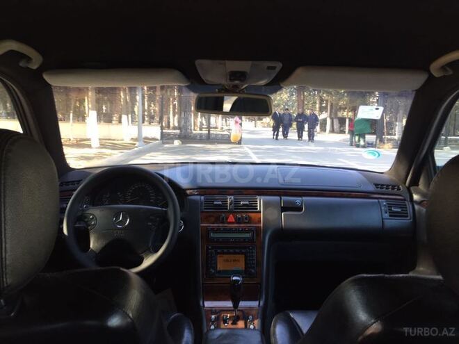 Mercedes E 220 2001, 358,000 km - 2.2 l - Sumqayıt