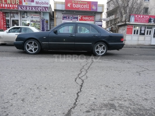 Mercedes E 240 1998, 260,000 km - 2.4 l - Bakı