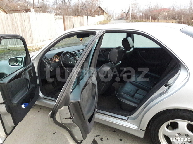 Mercedes E 320 2000, 172,000 km - 3.2 l - Zaqatala