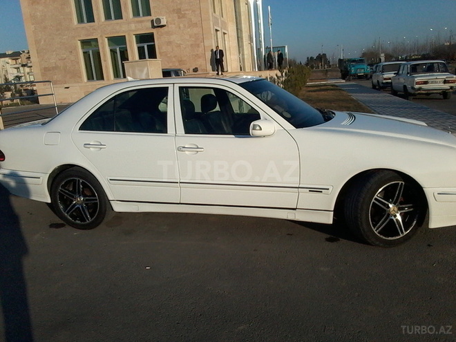 Mercedes E 220 2000, 322,412 km - 2.2 l - Yevlax