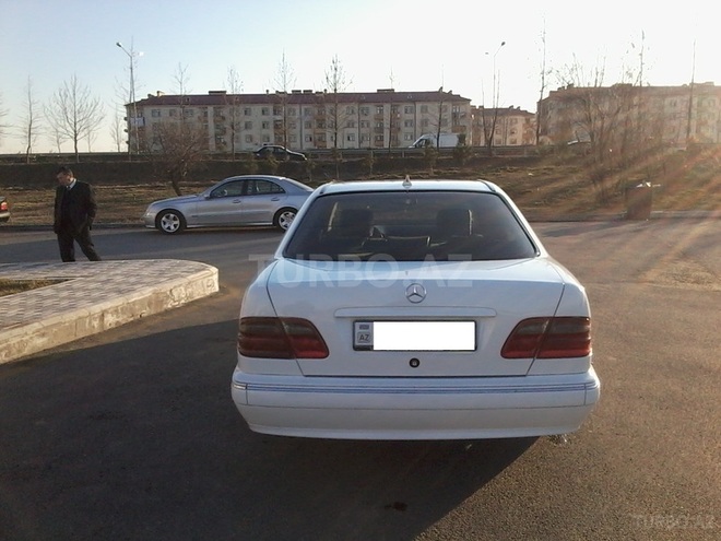 Mercedes E 220 2000, 322,412 km - 2.2 l - Yevlax