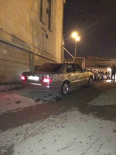 Mercedes E 220 2001, 2,001 km - 2.2 л - Bakı