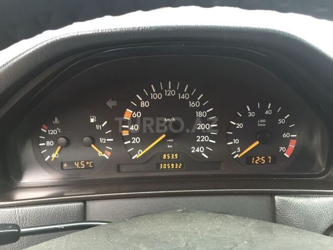 Mercedes E 230 1996, 306,000 km - 2.3 l - Bakı