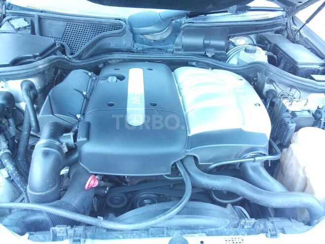 Mercedes E 220 2001, 180,000 km - 2.2 l - Beyləqan