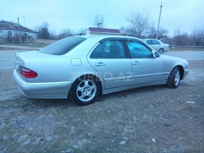 Mercedes E 220 2001, 180,000 km - 2.2 l - Beyləqan