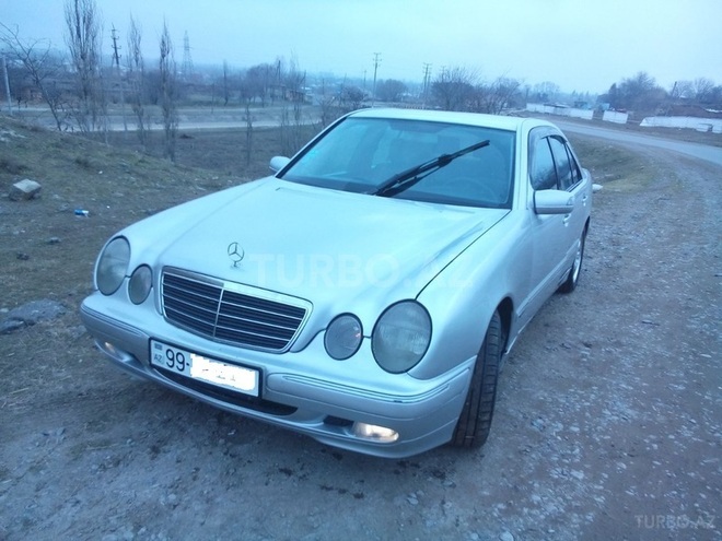 Mercedes E 220 2001, 180,000 km - 2.2 l - Beyləqan