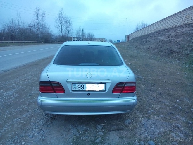 Mercedes E 220 2001, 180,000 km - 2.2 l - Beyləqan