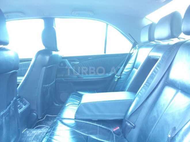 Mercedes E 220 2001, 180,000 km - 2.2 l - Beyləqan