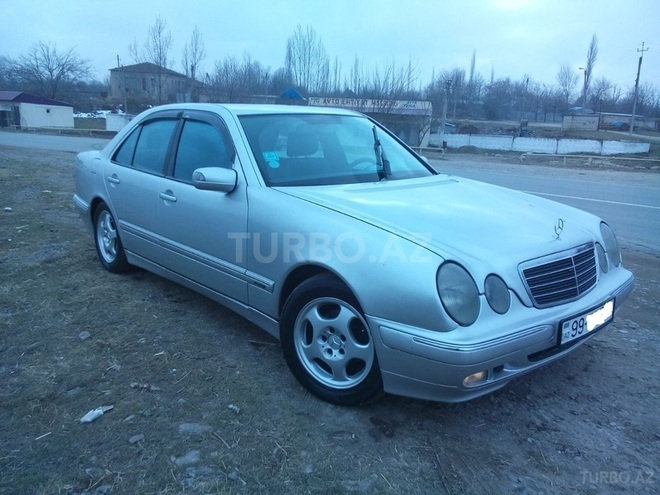 Mercedes E 220 2001, 180,000 km - 2.2 l - Beyləqan
