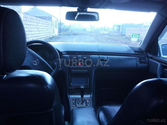 Mercedes E 220 2001, 180,000 km - 2.2 l - Beyləqan