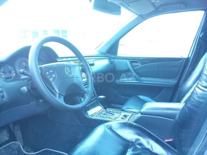 Mercedes E 220 2001, 180,000 km - 2.2 l - Beyləqan