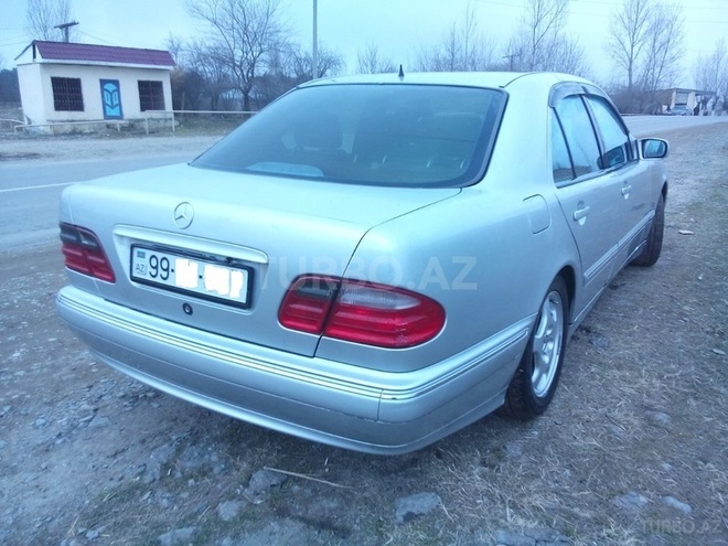 Mercedes E 220 2001, 180,000 km - 2.2 l - Beyləqan