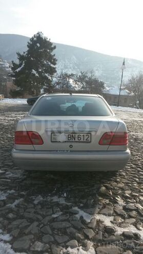 Mercedes E 240 1998, 290,860 km - 2.4 л - Şəki