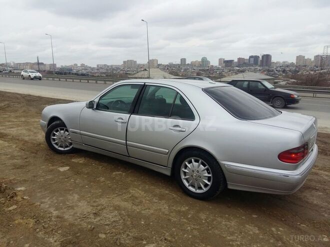 Mercedes E 270 2001, 267,000 km - 2.7 l - Bakı