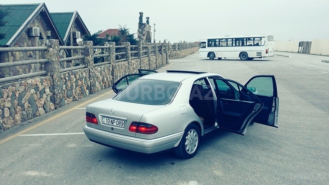 Mercedes E 230 1996, 320,000 km - 2.3 л - Bakı