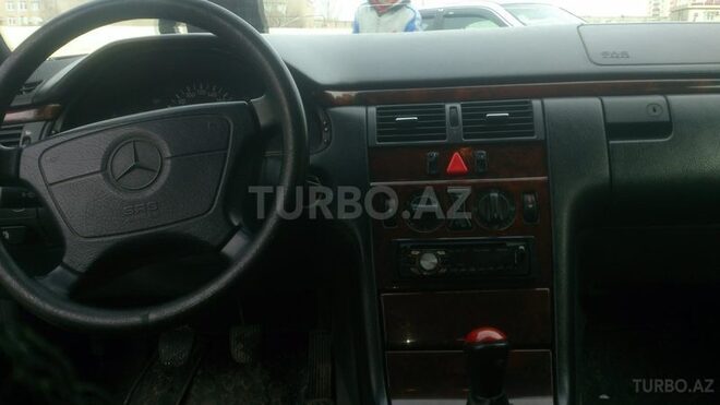 Mercedes E 240 1998, 270,000 km - 2.4 л - Sumqayıt