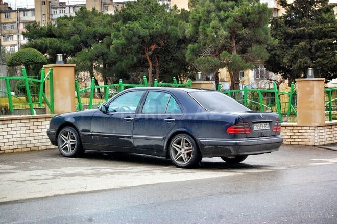 Mercedes E 220 2001, 250,000 km - 2.2 l - Bakı