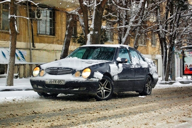 Mercedes E 220 2001, 250,000 km - 2.2 l - Bakı