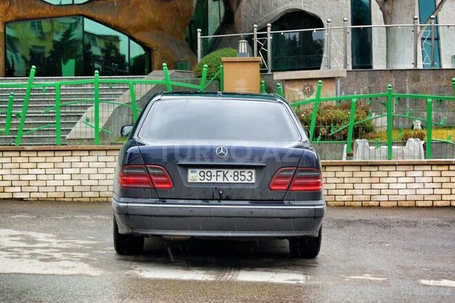 Mercedes E 220 2001, 250,000 km - 2.2 l - Bakı