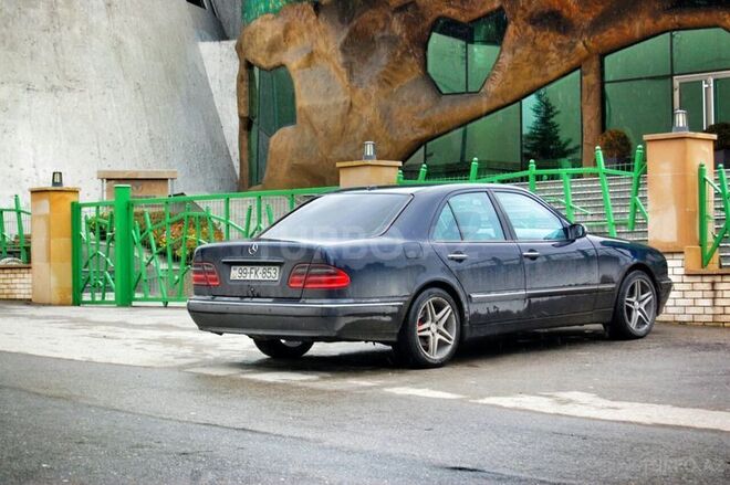 Mercedes E 220 2001, 250,000 km - 2.2 l - Bakı