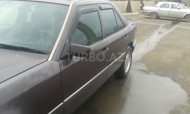Mercedes E 220 1995, 386,411 km - 2.2 l - Beyləqan