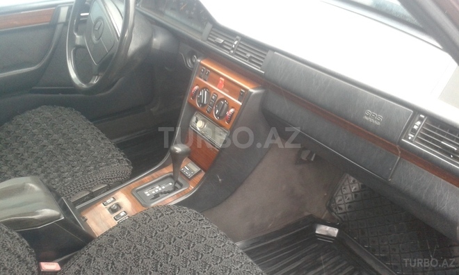 Mercedes E 220 1995, 386,411 km - 2.2 l - Beyləqan