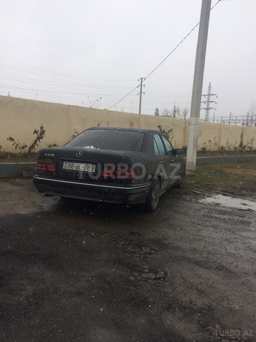 Mercedes E 320 2001, 200,000 km - 3.2 л - Yevlax