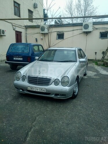 Mercedes E 220 2001, 270,000 km - 2.2 л - Bakı