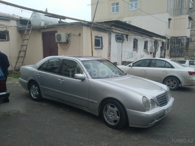 Mercedes E 220 2001, 270,000 km - 2.2 л - Bakı