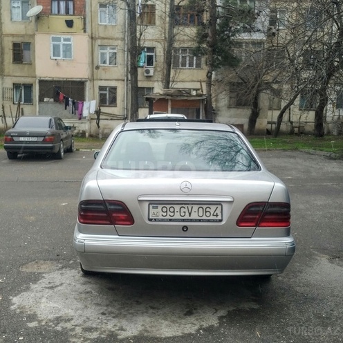 Mercedes E 220 2001, 270,000 km - 2.2 л - Bakı