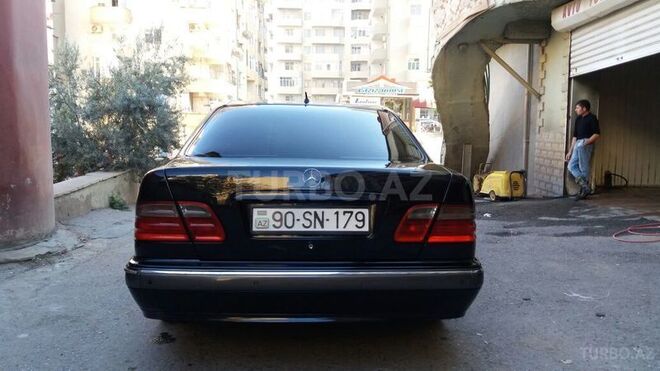 Mercedes E 220 2001, 173,000 km - 2.2 l - Bakı